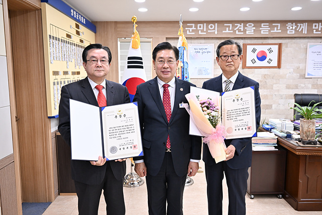 01 전진선 양평군수, 6·25 참전용사 유족에 화랑무공훈장 전수(2).jpg