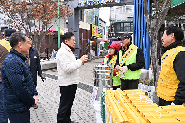 01 전진선 군수 양평물맑은시장 고로쇠 판매 현장 찾아(1).jpg