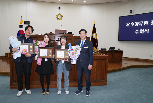 [사진자료] 3월 19일 제328회 임시회 제1차 본회의 지역사회 발전분야 ‘2024년 1분기 우수공무원’ 시상식(사진_하남시의회 제공).jpg