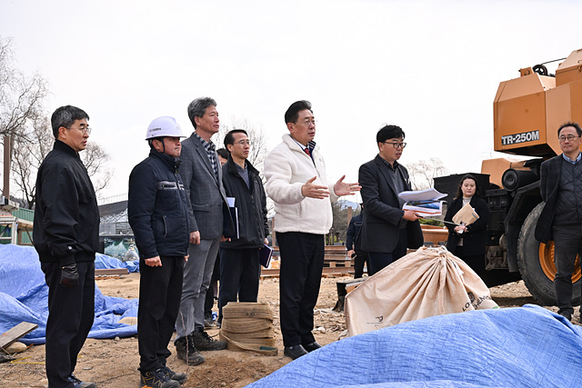 01 전진선 군수 배다리 공사 현장 방문 (2).jpg