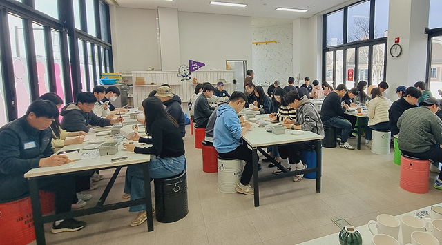 02-여주시 도자기 문화체험으로 삶의 충전 기회 열어-직장인단체 체험 사진1.jpg