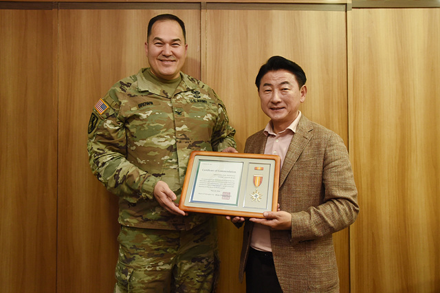 12.기획예산과([포토] 김동근 의정부시장, 용산-케이시 기지사령부 로이드 W. 브라운 사령관 표창장 수여).jpg