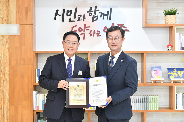 10.30. - [포토] 강수현 양주시장,‘한국을 빛낸 글로벌 100인대상’ 기초단체장 행정부문 대상 수상.jpg