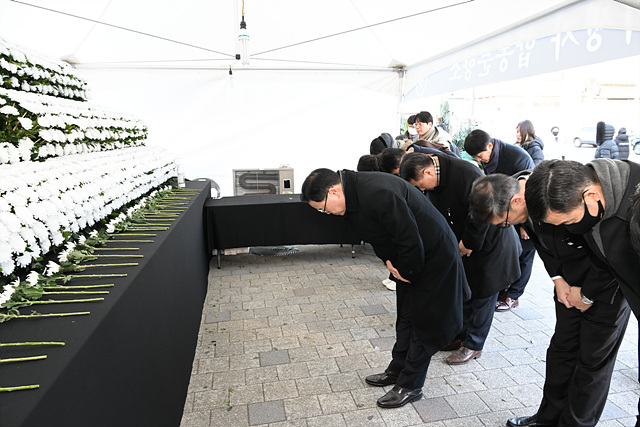 12.31. - [포토]강수현 양주시장, 제주항공 여객기 사고 희생자 ‘조문’2.jpg