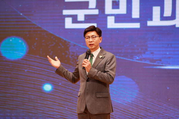 [크기변환]1-2. 김철우 보성군수 7일부터 ‘군민과의 대화’ 소통 행보 시작_7일 보성군 김철우 군수가 벌교읍 채동선음악당에서 ‘2025년 현장 중심 군민과의 대화’를 진행하고 있다 (1).jpg