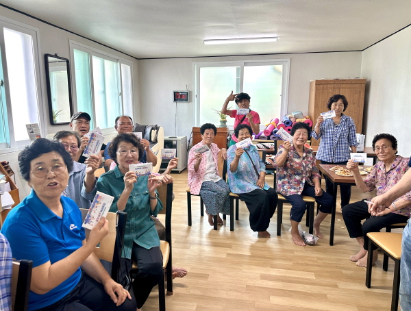 [크기변환]1-1.보성군, 경로당·시설 방문해 민생회복 소비쿠폰 100% 지급 총력_보성군은 ‘2025년 민생회복 소비쿠폰’ 신청을 보다 신속하고 촘촘하게 추진하기 위해 읍면 경로당과 마을회관 등을 중심으로 찾아가 현장 행정을 시행하고 있다.jpg