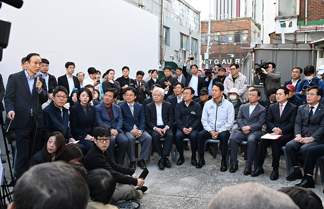 사진4. 오세훈 서울시장은 24일(금) 오전 국민의힘 지도부와 ‘노원구 상계5 재정비촉진구역’을 방문해 주민들과 의견을 나누고 있다.jpg
