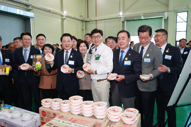 2-2. ‘보성군농협 통합 RPC 시설현대화’ 준공식 개최_전라남도와 협력으로 보성군농협 통합 RPC 시설에서 생산하는 제품을 선보이고 있다..jpg