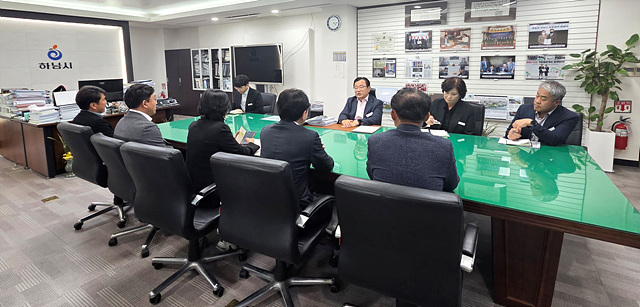 [사진자료] 하남시의회 의장단‧상임위원장단, 11월 5일 이현재 하남시장실 방문.(사진_하남시의회 제공).jpg