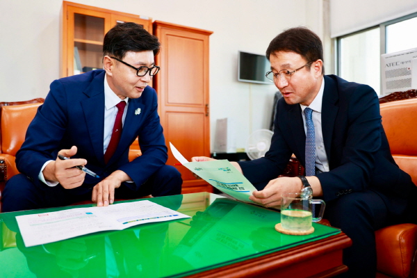 [크기변환]1-1. 김철우 보성군수(왼쪽)가 국회에서 한병도 예산결산특별위원장(오른쪽)을 만나 보성군 주요 현안사업 국비 지원을 건의하고 있다..jpg
