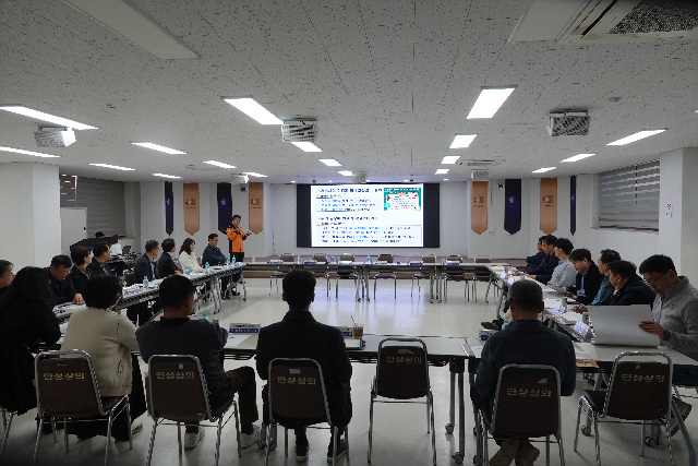 보도사진(예방대책팀장이 주요 소방정책 내용 공유 중인 사진).jpg