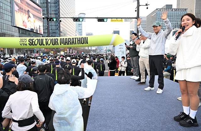 (사진2)오세훈 서울시장이 23일(일) ‘2025 YTN 서울투어 마라톤'에서 참가자들을 응원하고 있다..jpg