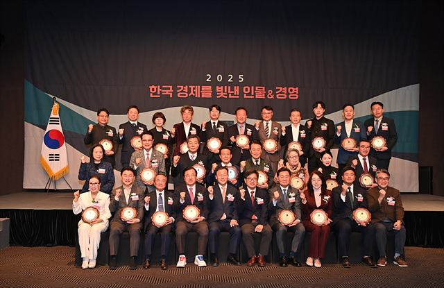 (사진2)하남시, ‘2025 한국 경제를 빛낸 인물&경영’ 시민만족행정 대상 수상.jpg