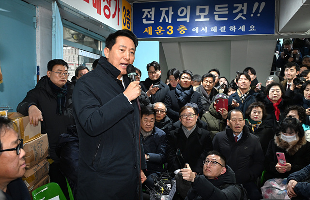 사진4. 4일(목) 오전 오세훈 시장이 세운상가에서 진행된 주민간담회에서 녹지생태도심 재창조 필요성을 설명하고 있다..jpg