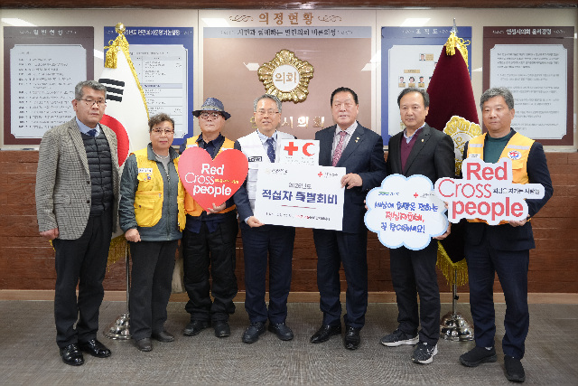 251219 안성시의회  2026년도 대한적십자 특별회비 전달 (1).jpg