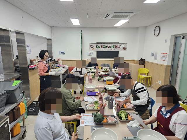 [전달보도자료]1인가구 중장년, ‘요리’로 관계를 회복하다 하남시감일종합사회복지관 8개월 간 나눔 잇는 ‘중요한만남 season2’ 프로그램 성료.jpg