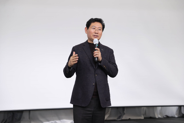 1-2. 이상일 용인특례시장이 5일 시청 컨벤션홀에서 열린 제6기 용인청년정책네트워크 발대식에 참석해 인사말을 하고 있다..jpg