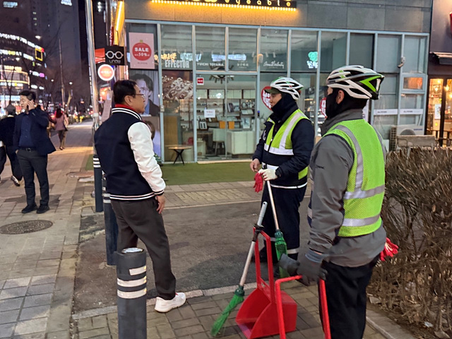 (사진3)하남시 미사문화거리 야간 청소… 이현재 시장 빗자루 들고 직접 동참.jpg