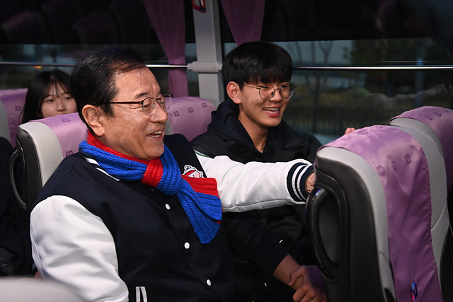 (사진4)이현재 하남시장, ‘현장 속으로’… 통학 순환버스 시승하며 학생 격려.jpg
