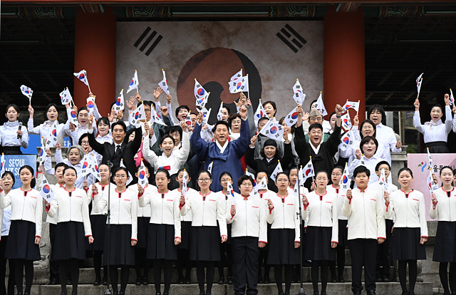 사진3. 오세훈 서울시장이 1일(일) 보신각 일대에서 열린 제107주년 3.1절 기념 타종행사에서 참석자들과 3.1절 노래를 합창하고 있다..jpg