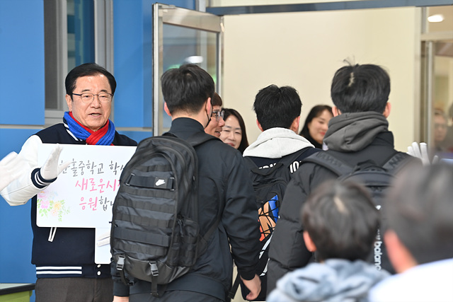 (사진3)미사 과밀학급 숙원 풀었다… 한홀중 개교로 하남 교육 품격 한 단계 도약.jpg