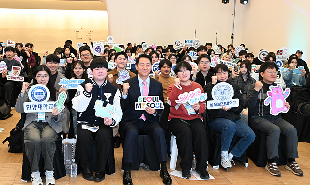 사진3. 오세훈 서울시장이 3일(화) DDP에서 열린 '청년 성장 올인데이'에서 대학생 리더들과 기념촬영을 하고 있다..jpg