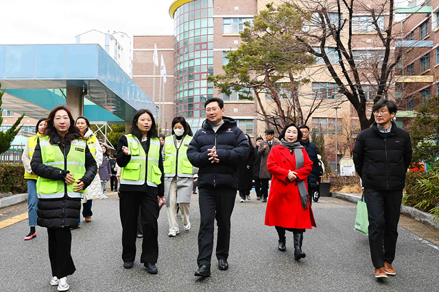 10-3. 3일 서원초에서 이상일 시장이 학교 관계자 등과 통학로 주변을 점검하고 있다.jpg