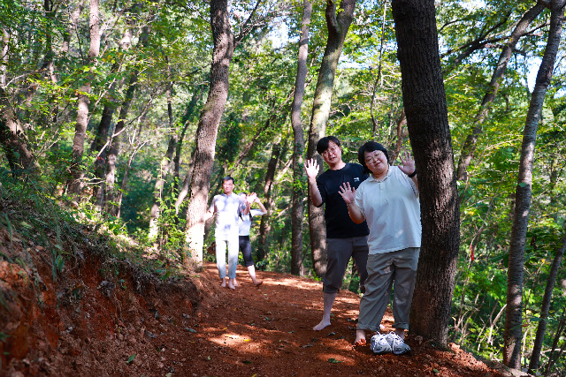 1-2. 보성군, 읍면별 1개소 ‘맨발산책길’ 조성 본격화_보성읍 망제산에 조성한 ‘맨발 산책길’을 주민들이 걷고 있다.jpg
