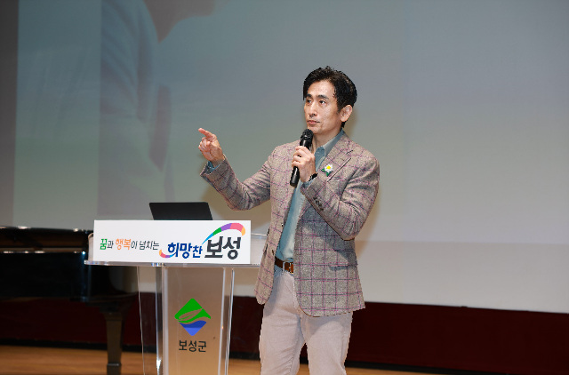 2-2.벌교읍 채동선음악당에서 배우이자 소설가인 차인표 작가가 ‘제380회 보성자치포럼’을 하고 있다.jpg