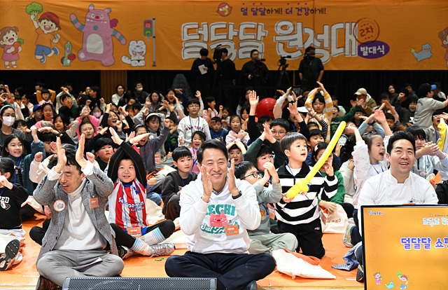 (사진3) 오세훈 서울시장이 7일(토) ‘2026 덜 달달 원정대 발대식’에서 어린이들과 퀴즈 맞추기에 참여하고 있다..jpg