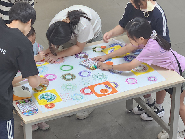[노원구 보도사진2]2025 노원수학문화관 파이데이 행사에서 '스피로그래프'를 체험하는 모습.jpg