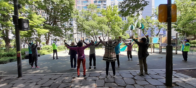 [보도자료2] 어르신들이 걷기운동 후 근력증진 프로그램을 진행중이다.jpg