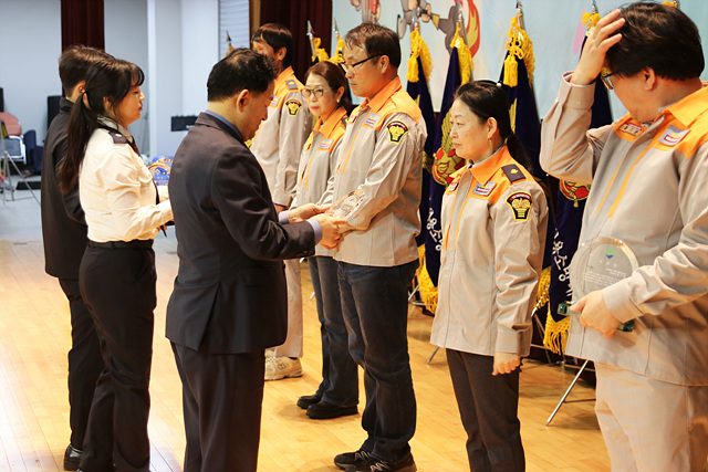 3-1. 보성군, 제5회 의용소방대의날 기념식 및 기술경연대회 성료_우수 의용소방대원에게 상패를 전달하고 있다.jpg