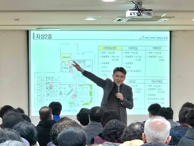 [노원구 참고사진02] 2026년 3월 6일 공릉1동주민센터에서 열린 주민설명회에서 주민들과 대화하는 오승록 노원구청장.jpg
