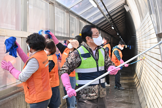 (사진2)“묵은 때 안녕” 이현재 하남시장과 주민이 만든 덕풍터널의 ‘진짜 봄’.jpg