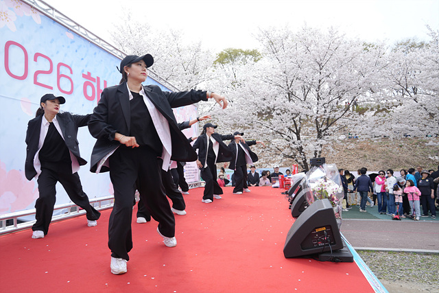 (사진2)눈 감으면 선율, 눈 뜨면 벚꽃… 하남 당정뜰 ‘봄봄’ 축제에 홀린 주말.jpg