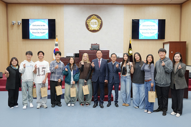 260406 안성시의회  미국 브레아시 청소년 초청… 의회 견학 진행.jpg