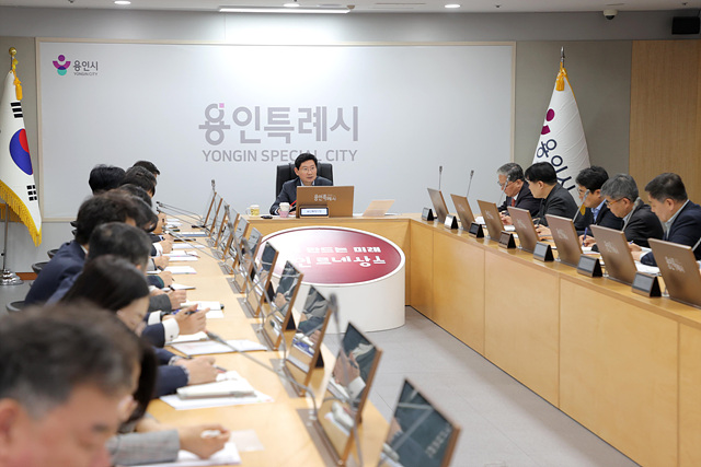 4-3. 이상일 용인특례시장이 6일 시청 영상회의실에서 열린 간부공무원 회의에서 중동전쟁 장기화에 따른 위기 극복 방안을 논의하고 있다.jpg