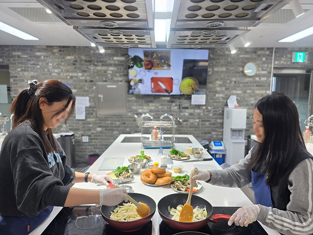 [노원구 보도사진2]25년 11월 마들보건지소 2층 영양조리실에서 진행된 더바른식탁 조리실습 현장.jpg