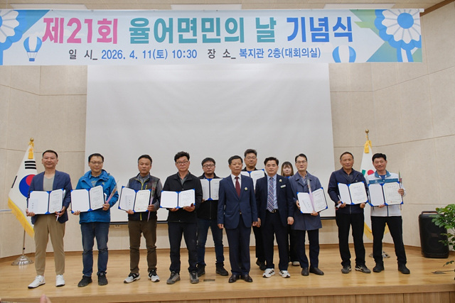 2-1. 보성군, 제21회 율어면민의 날 성황 … 화합과 상생의 장 장학금 전달식이 진행되고 있다..jpg