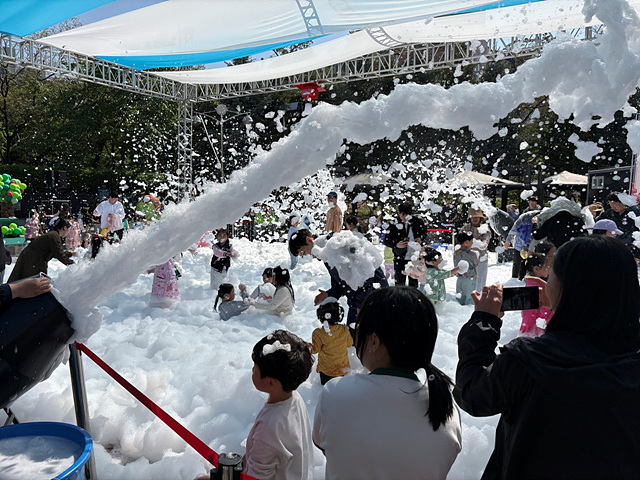 [보도사진3] 2025 어린이날 축제 중 버블파티존의 모습.jpg