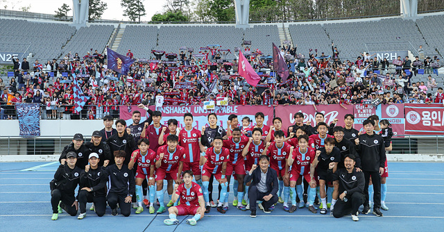 5. 용인특례시 시민프로축구단인 용인FC가 홈경기에서 승리를 거두면서 시민들에게 창단 ‘첫 승’을 선사했다.jpg