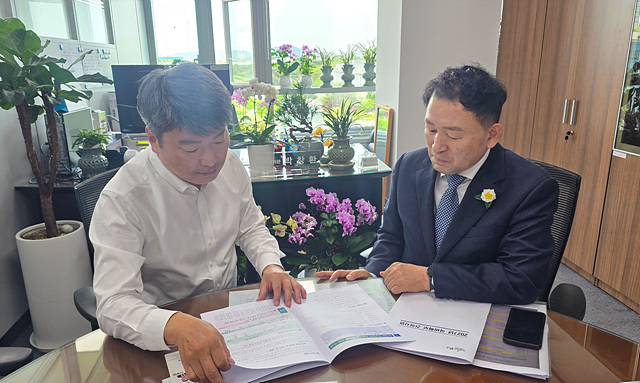 1. 보성군, 2027년 국비 109억 확보 총력_ 기획예산처에서 2027년 보성군 주요 현안사업 국비 지원을 건의하고 있다(왼쪽_박창환 예산총괄심의관,오른쪽_ 이상철 보성군수 권한대행).jpg