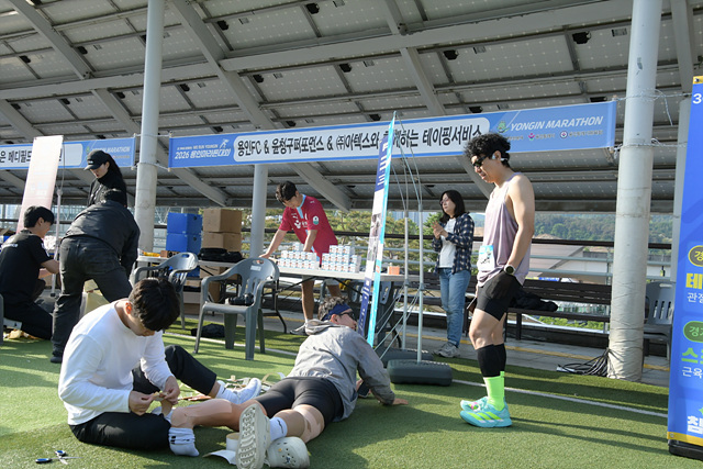 2-2. 용인FC를 사랑하는 서포터즈와 공식후원사들이 10일 열린 용인마라톤대회에서 홍보활동을 펼쳤다..jpg