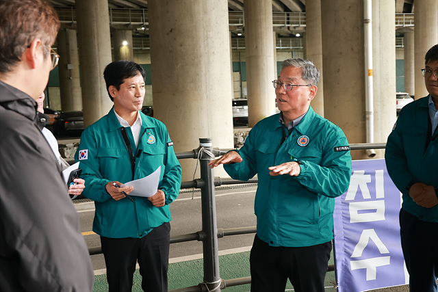 1-4. 황준기 제2부시장이 11일 기흥구 보정동 공영주차장을 찾아 호우 대비 현장을 점검하고 있다.jpg