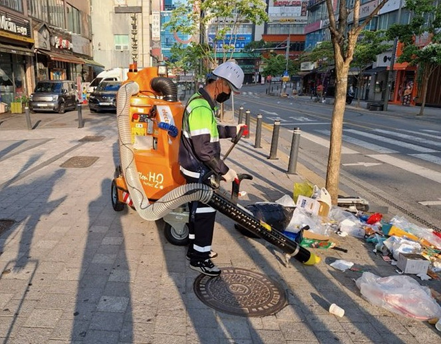1-2. 용인특례시 기흥구 일원에서 환경미화원이 친환경 거리 청소기로 쓰레기를 정리하고 있다.jpg