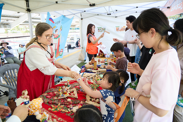1-3. 16일 시청 광장에서 열린 제19회 세계인의 날 기념 다문화 축제에서 시민들이 다양한 나라의 체험 부스를 둘러보고 있다.jpg