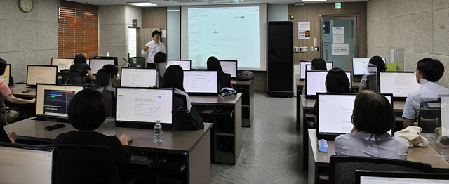 [노원구 보도사진1]26년 5월 노원평생교육원 정보화강의실에서 진행된 노원GPT 활용 실습 정보화 교육.jpg