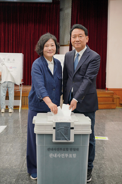 이광재 투표소 사진.jpg