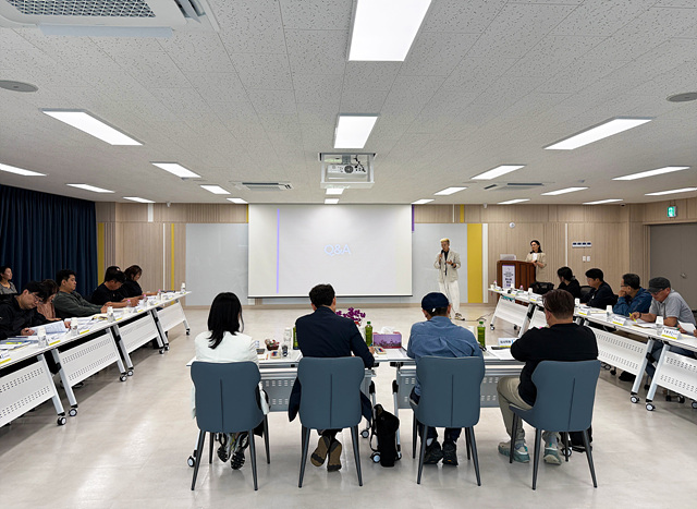 1-2. 보성군, 전남형 청년마을 공모 선정! 전남 최초·유일 4곳 운영_지역 청년단체 ㈜라이프도슨트(대표 신선영)가 ‘2026년 전남형 청년마을 만들기’ 사업계획을 설명하고 있다.jpg